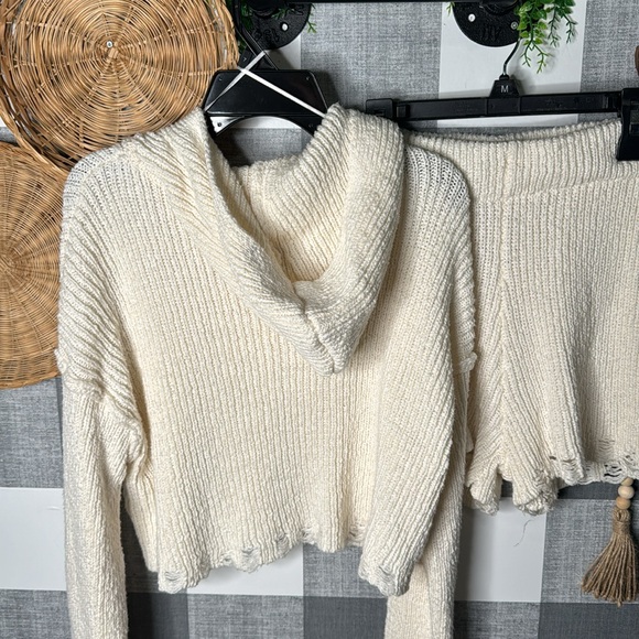 Sweater and Shorts Set - Picture 4 of 11